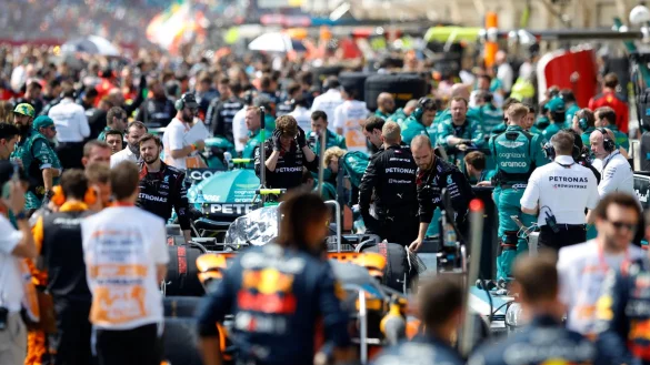 Zuschauer hatten die Sicherheitszone nach Angaben der FIA durchbrochen, als noch Rennwagen auf der Strecke waren. - &copy; Marcelo Chello/AP/dpa