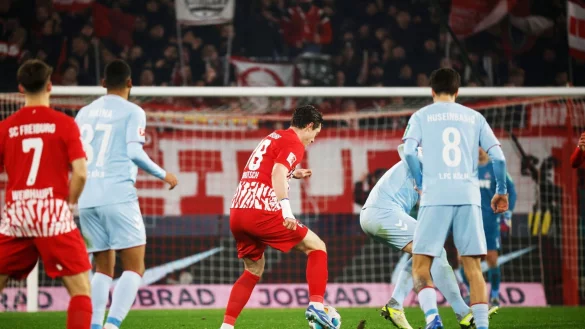 Traf als Joker in der Nachspielzeit: Freiburgs Michael Gregoritsch (M). - &copy; Philipp von Ditfurth/dpa