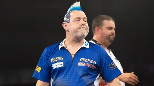 Peter Wright (Schottland), im Hintergrund Gabriel Clemens (Deutschland). - &copy; J&uuml;rgen Kessler/dpa/Archivbild