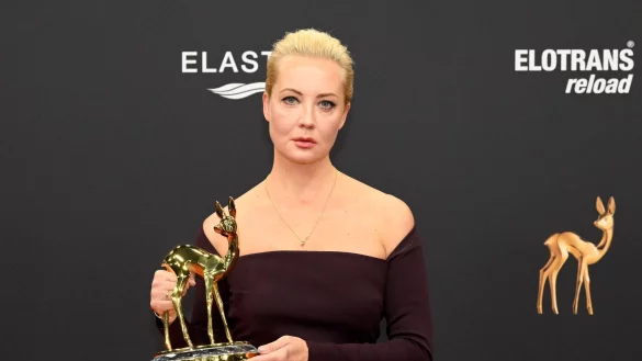 Julija Nawalnaja erhielt den Bambi in der Kategorie &laquo;Mut&raquo; den sie f&uuml;r ihren Mann Alexej Nawalny entgegengenommen hat. - &copy; Felix H&ouml;rhager/dpa