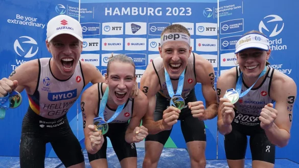 Tim Hellwig (l-r), Annika Koch, Simon Henseleit und Laura Lindemann hatten 2023 in Hamburg den WM-Titel in der Mixed-Staffel gewonnen. - &copy; Marcus Brandt/dpa