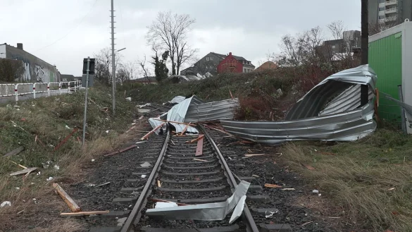 Teile von abgedeckten D&auml;chern und Hallen liegen auf Gleisen der Bahn. Sturmtief &laquo;Zoltan&raquo; fegt &uuml;ber das Land. - &copy; -/dpa /dpa