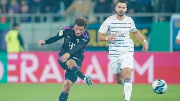 Erzielte das einzige Bayern-Tor in Saarbr&uuml;cken: Thomas M&uuml;ller (l). - &copy; Uwe Anspach/dpa