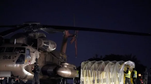 Personal arbeitet in der N&auml;he eines Hubschraubers, der die von der Hamas freigelassenen israelischen Geiseln in das Ichilov-Krankenhaus in Tel Aviv transportiert hat. - &copy; Leo Correa/AP/dpa