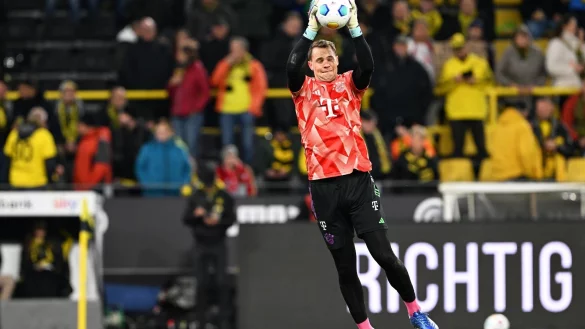 M&uuml;nchens Torh&uuml;ter Manuel Neuer w&auml;rmt sich auf. - &copy; Federico Gambarini/dpa