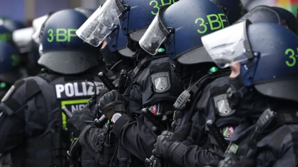 Polizeibeamte der Beweissicherungs- und Festnahmeeinheiten (BFE) besprechen sich am Rande einer Pro-Pal&auml;stina-Kundgebung. - &copy; David Young/dpa