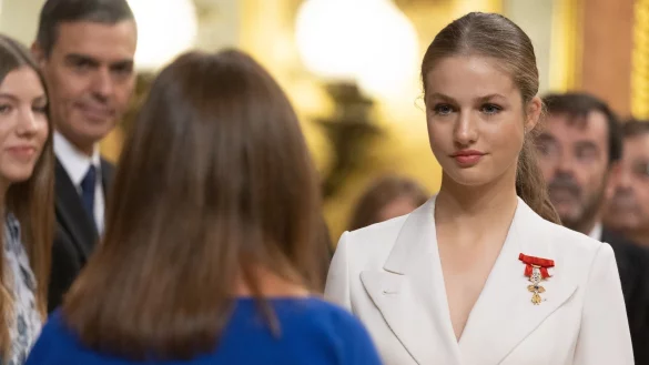 Prinzessin Leonor (r) legt ihren Eid auf die Verfassung im Abgeordnetenhaus ab.. - &copy; Eduardo Parra/EUROPA PRESS/dpa
