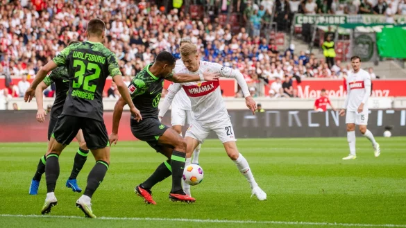 Der VfB Stuttgart springt nach einem Sieg gegen VfL Wolfsburg an die Tabellenspitze. - &copy; Christoph Schmidt/dpa