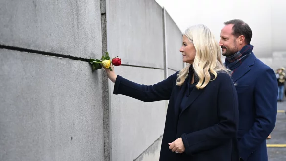 Norwegens Kronprinz Haakon und Kronprinzessin Mette-Marit nehmen in Berlin an der Zentralen Gedenkveranstaltung des 34. Jahrestags des Mauerfalls teil. - &copy; Britta Pedersen/dpa