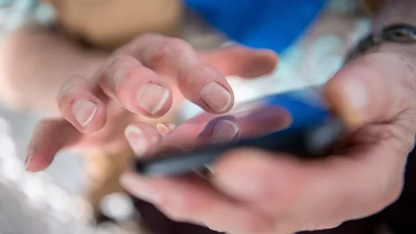 Eine Seniorin tippt auf ihrem Smartphone. - &copy; Sebastian Gollnow/dpa/Symbolbild
