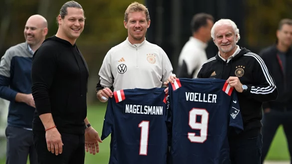 Julian Nagelsmann und Rudi V&ouml;ller mit Trikots der New England Patriots. - &copy; Federico Gambarini/dpa