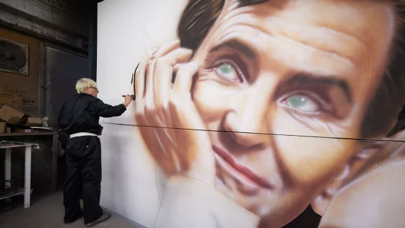Kinoplakatmaler G&ouml;tz Valien malt in seinem Berliner Atelier an dem Plakat f&uuml;r den Film &laquo;Maestro&raquo;. - &copy; J&ouml;rg Carstensen/dpa