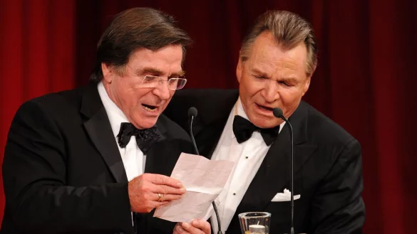 Die Schauspieler-Br&uuml;der Elmar (l) und Fritz Wepper bedanken sich f&uuml;r die Verleihung des Deutschen Entertainment-Preises DIVA (2009). - &copy; Tobias Hase/dpa