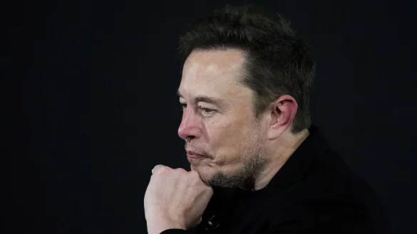 X-Besitzer Elon Musk zieht neue Vorwürfe auf sich, antisemitischen Ansichten Gehör zu verschaffen. - © Kirsty Wigglesworth/PA Wire/dpa