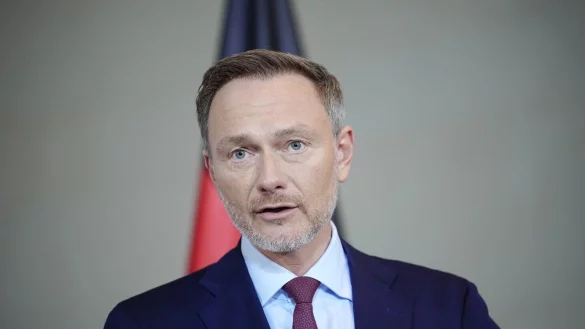 Finanzminister Christian Lindner (FDP) will mit seinem Etat f&uuml;r 2024 die im Grundgesetz verankerte Schuldenbremse wieder einhalten. - &copy; Kay Nietfeld/dpa
