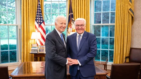 Die von der Bundesregierung zur Verf&uuml;gung gestellte Aufnahme zeigt Bundespr&auml;sident Frank-Walter Steinmeier (r) bei einem Treffen mit US-Pr&auml;sident Joe Biden im Wei&szlig;en Haus. - &copy; Guido Bergmann/Bundesregierung/dpa