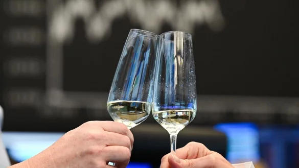 Allen Grund anzustoßen: Zwei Börsenhändler im Handelssaal der Frankfurter Börse. - © Arne Dedert/dpa