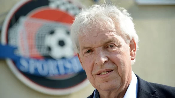 Klaus Toppm&ouml;ller, ehemaliger Profi-Fussballspieler und Trainer, l&auml;chelt. - &copy; Harald Tittel/dpa