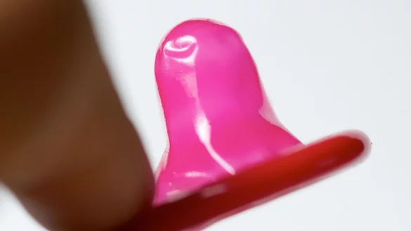 Einen weitreichenden Schutz vor STIs bieten Kondome - gegen manche Erreger wie Hepatitis B gibt es eine Impfung. - © Peter Endig/dpa-Zentralbild/dpa