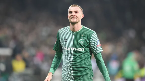 Werders Marvin Ducksch jubelt &uuml;ber seinen verwandelten Elfmeter zum 1:0. - &copy; --/dpa