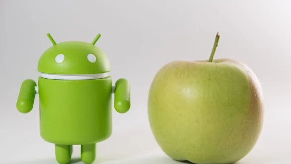 Robo gegen Apfel: Bei Smartphones geht es um die Systemfrage &laquo;Android oder iOS?&raquo;. - &copy; Robert G&uuml;nther/dpa-tmn