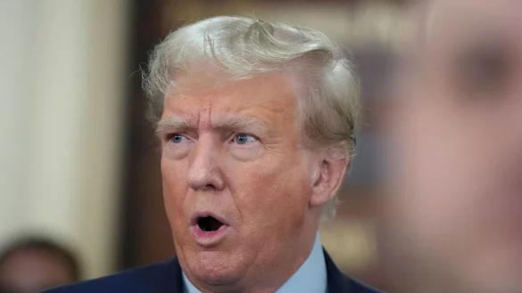 Donald Trump spricht mit Journalisten während einer Mittagspause im New York Supreme Court. - © Seth Wenig/AP/dpa