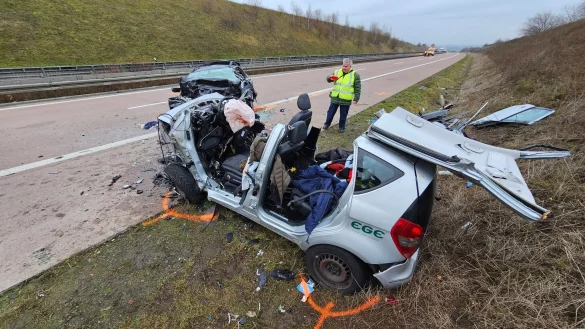 Zerst&ouml;rte Fahrzeuge stehen auf der Autobahn A38 nach dem Geisterfahrerunfall mit mehreren Toten. - &copy; Tobias Junghann&szlig;/dpa-Zentralbild/dpa