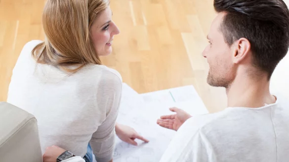 Die Zinsen f&uuml;r Baufinanzierungen bei zehn Jahren Laufzeit sind gesunken. Eine gr&uuml;ndliche Planung bleibt aber entscheidend f&uuml;r die Eigenheim-Finanzierung. - &copy; Christin Klose/dpa-tmn