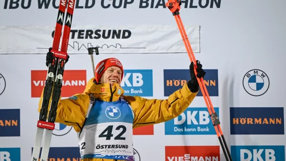 Roman Rees feiert seinen Sieg in &Ouml;stersund. - &copy; Anders Wiklund/TT News Agency/AP/dpa