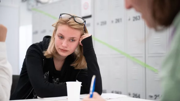 Arina aus der Ukraine sitzt im Ankunftszentrum am ehemaligen Flughafen Tegel. - &copy; Sebastian Gollnow/dpa