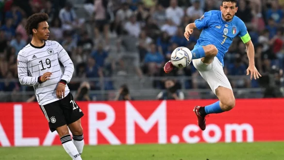 Die Staatsanwaltschaft Turin soll Ermittlungen gegen Alessandro Florenzi (r) aufgenommen haben. - © Federico Gambarini/dpa/Archivbild