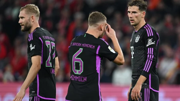 Torsch&uuml;tze Leon Goretzka (r) im Austausch mit Joshua Kimmich (M) und Konrad Laimer. - &copy; Arne Dedert/dpa
