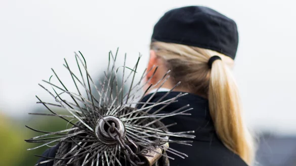 Das klassische Kaminkehren macht heutzutage nur noch einen kleinen Teil der Arbeit von Schornsteinfegern aus. - &copy; Rolf Vennenbernd/dpa/dpa-tmn