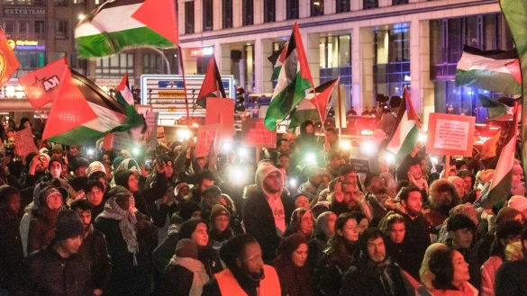 Eine propalästinensische Demo zieht durch die Hamburger Innenstadt. - © Markus Scholz/dpa