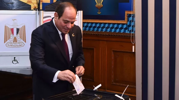 Pr&auml;sident Abdel Fattah al-Sisi gibt in einem Wahllokal in Kairo seine Stimme ab. - &copy; Uncredited/Egyptian Presidency Media Office/AP/dpa