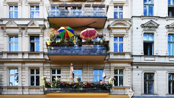 Bestlage mit Balkon sind bei der Wohnungssuche schwer zu finden. Wer kreativ und abseits der üblichen Pfade von Internet und Makler sucht, hat vielleicht eher Chancen. - © Bernd Diekjobst/dpa-tmn
