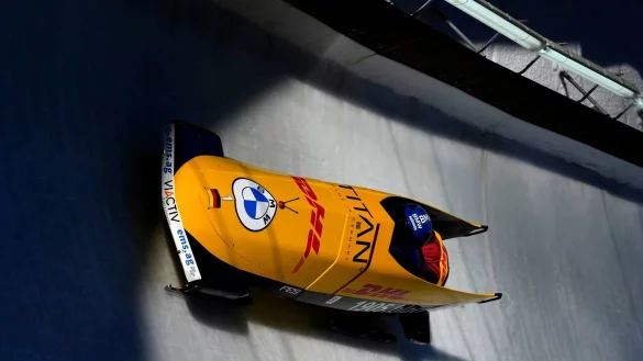 Siegreich in Innsbruck: Johannes Lochner mit Georg Fleischhauer. - &copy; Petr David Josek/AP/dpa