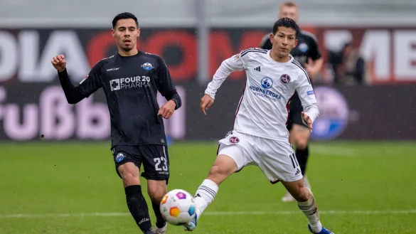 Paderborns Raphael Obermair (l.) und N&uuml;rnbergs Kanji Okunuki k&auml;mpfen um den Ball. - &copy; David Inderlied/dpa