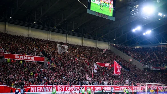 Die SC-Fans hatten zum Karriereende von Nils Petersen einen besonderen Spruch parat. - &copy; Tom Weller/dpa