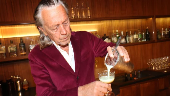 Charles Schumann mixt in seiner Bar in M&uuml;nchen &laquo;Swimming Pool&raquo;. - &copy; Karl-Josef Hildenbrand/dpa