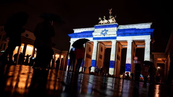 Bei der Kundgebung gegen Antisemitismus am Brandenburger Tor werden rund 10.000 Teilnehmer erwartet. - &copy; Fabian Sommer/dpa