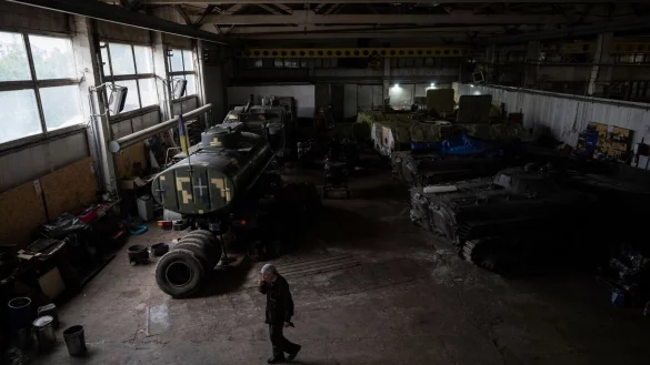 Ein Reparaturzentrum f&uuml;r Kriegsfahrzeuge in Kiew. - &copy; Alex Babenko/AP/dpa