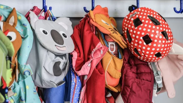 Garderobe und Taschen von Kindern h&auml;ngen im Flur einer Kindertagesst&auml;tte. - &copy; Oliver Berg/dpa/Archivbild