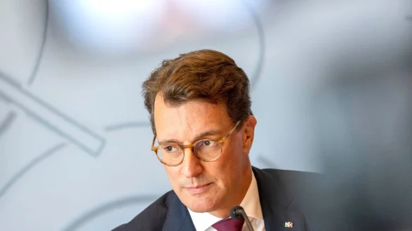 Hendrik Wüst (CDU), Ministerpräsident von Nordrhein-Westfalen, nimmt an einer Landespressekonferenz teil. - © Thomas Banneyer/dpa