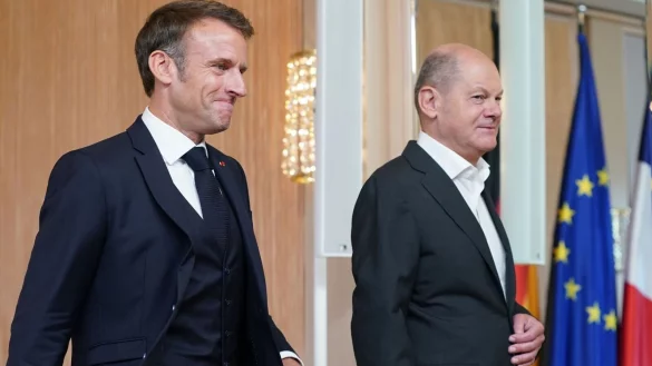 Bundeskanzler Olaf Scholz (r) und Frankreichs Staatspr&auml;sident Emmanuel Macron in Hamburg. - &copy; Marcus Brandt/dpa