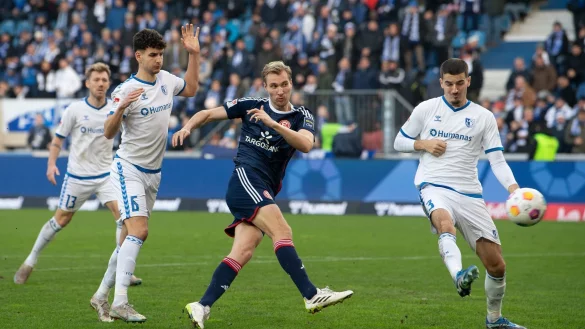 Der D&uuml;sseldorfer Vincent Vermeij (M.) leitete mit seinem Treffer die Aufholjagd ein. - &copy; Swen Pf&ouml;rtner/dpa