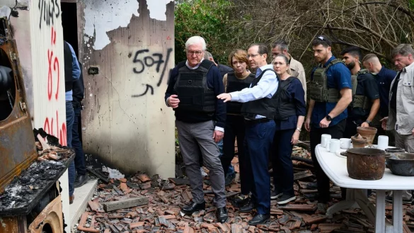 Bundespr&auml;sident Frank-Walter Steinmeier (l.) und seine Frau Elke B&uuml;denbender besuchen zusammen mit Israels Staatspr&auml;sident Izchak Herzog den Kibbuz Beeri im Grenzgebiet zum Gazastreifen im S&uuml;den Israels. - &copy; Bernd von Jutrczenka/dpa