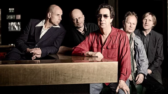 Daniel Cordes (l-r), Burghard Rausch, Michael Hoenig, Gustl L&uuml;tjens und Lutz &laquo;L&uuml;&uuml;l&raquo; Graf-Ulbrich von der Band Agitation Free haben ein neues Album. - &copy; Max Schwarzlose/Another Dimension/dpa