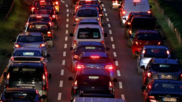 Autos stehen im morgendlichen Berufsverkehr im Stau. - &copy; Oliver Berg/dpa/Archivbild