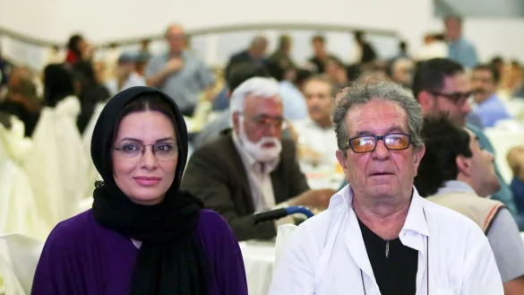 Der iranische Filmregisseur Dariusch Mehrdschui und seine Frau Wahideh Mohammadifar wurden beigesetzt. - &copy; Abdolvahed Mirzazadeh/Iranian Students' News Agency, ISNA/AP/dpa